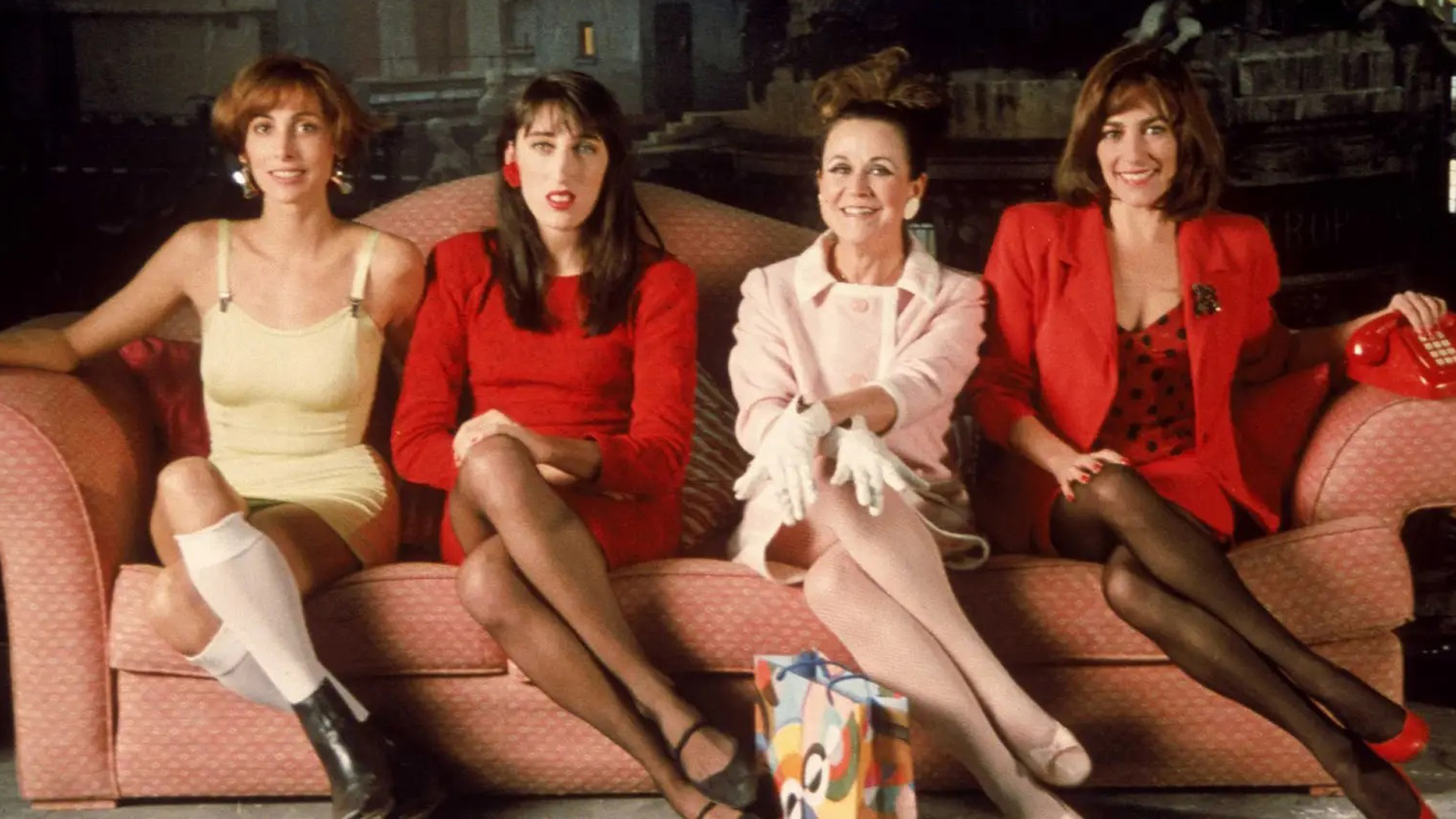 4 mujeres bien vestidas correspondientes a la película de Pedro Almodóvar "Al borde de un ataque de nervios" del año 1988