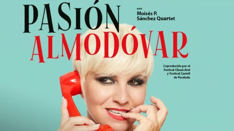 cartel anunciador de la obra teatral "pasión Almodóvar" en la que aparece Pasión Vega sujetando un teléfono rojo