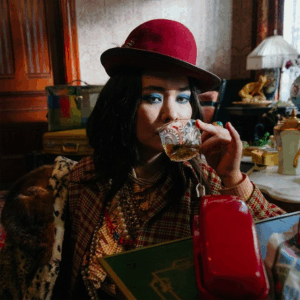 Mitski bebiendo té en el album de Nothing About Happen to me.